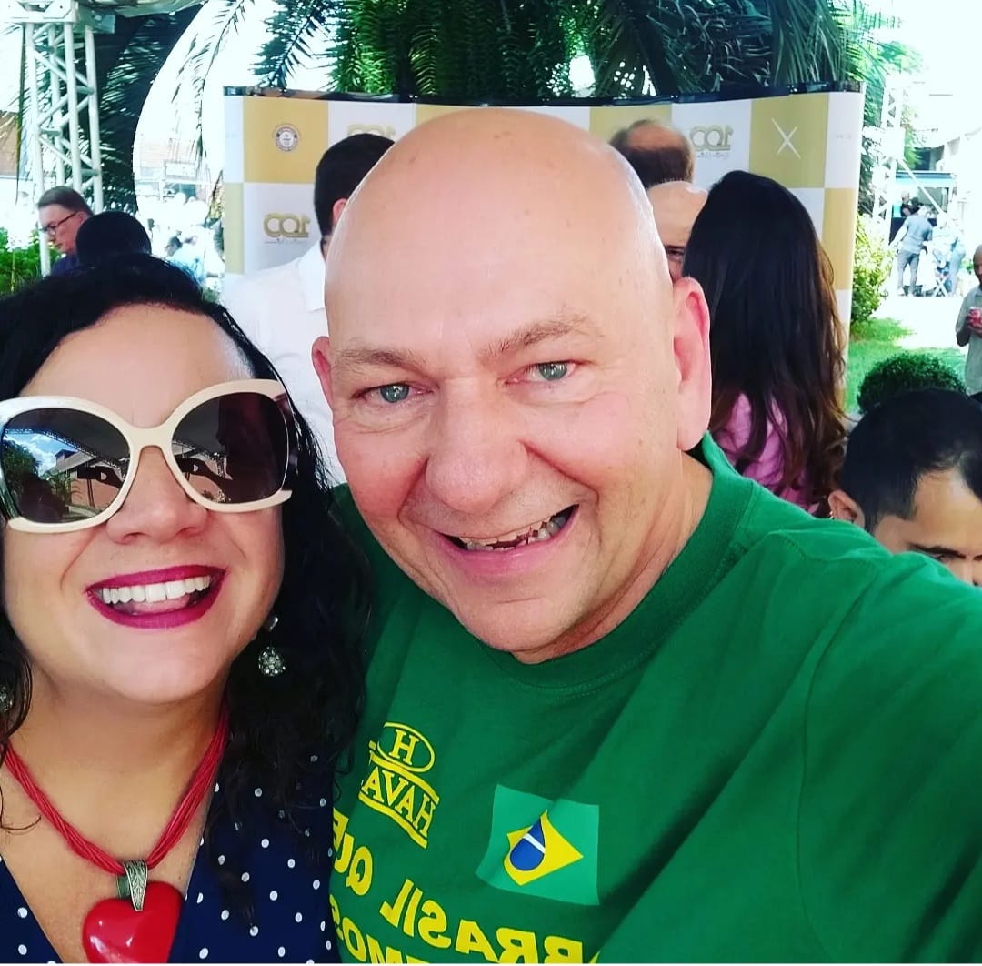 Liliani Bento ao lado de empresário brasileiro conhecido